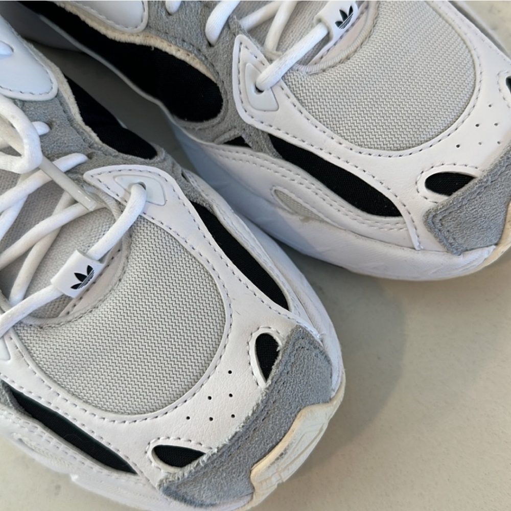 Adidas (WMNS) Astir 'White Black' - Picture 5 of 9